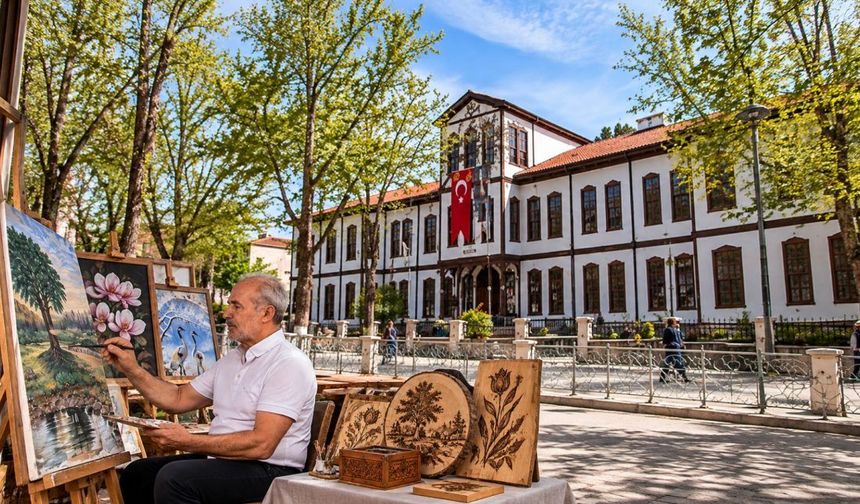 Çankırı’da emekli sanatçı Şükrü Özgür’ün ilk kişisel sergisi açıldı