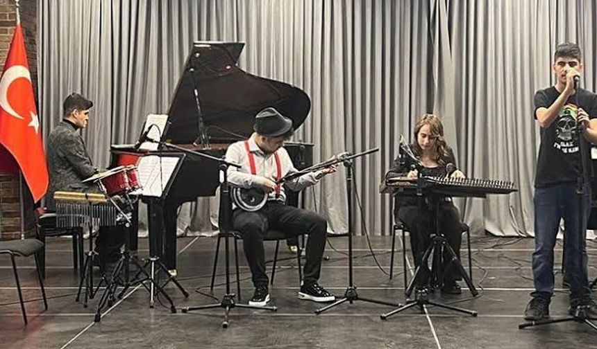 Otizmli Müzisyenler Profesyonel Orkestra Eşliğinde Sahne Aldı