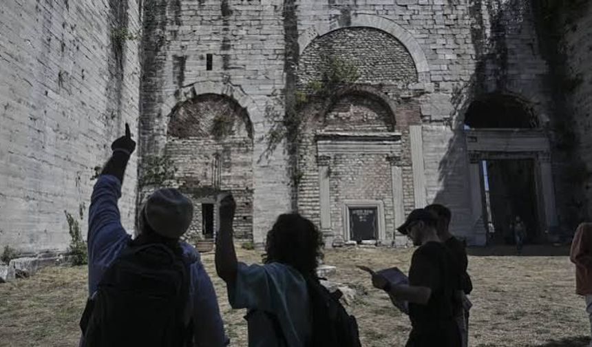 Yedikule Kapısı Bizans ve Osmanlı izlerini bir arada taşıyor: Üzerinde Sultan 3. Ahmed’in onarım kitabesi var
