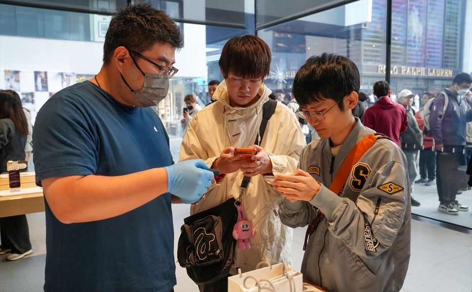iPhone Duo için Pekin’deki Apple Mağazası önünde kuyruk