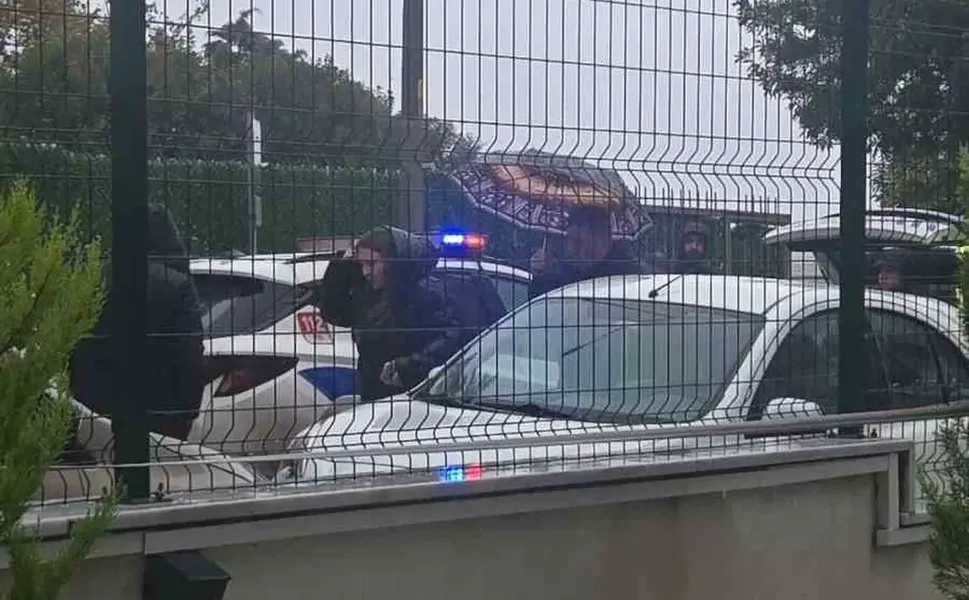 Avcılar'da okul önünde kavga çıktı, çarşı bekçisi veliyi silahla ayağından vurdu!