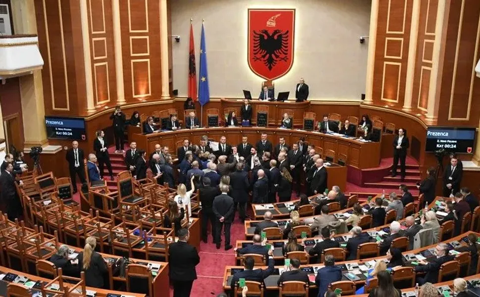 Arnavutluk Meclisinde öğrencilerin protestoları tansiyonu yükseltti