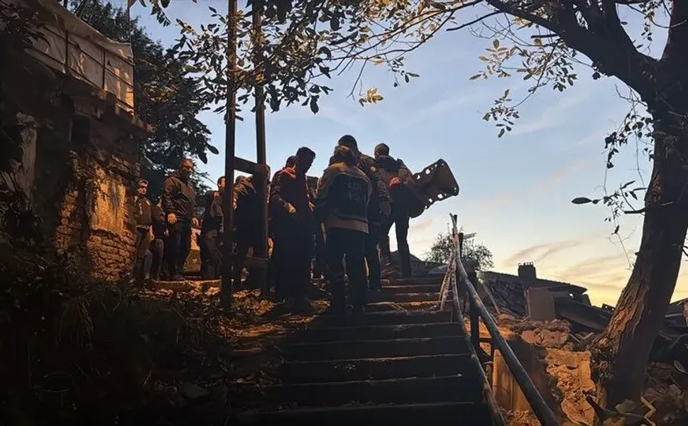 Zonguldak'ta çöken binada 1 kişi kurtarıldı, 1 kişi için arama çalışması başlatıldı