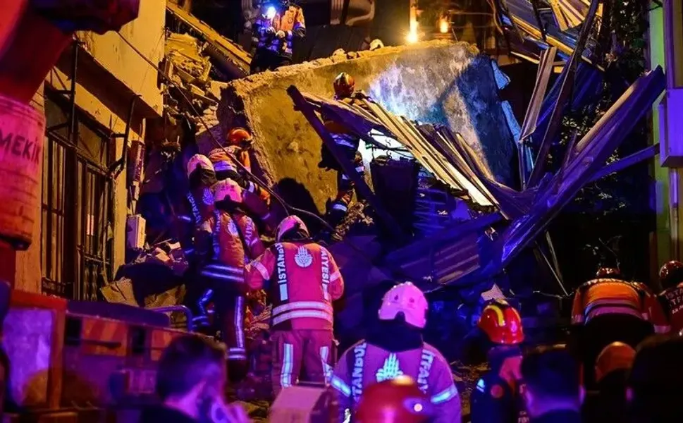 Beyoğlu'nda 4 katlı metruk bina çöktü