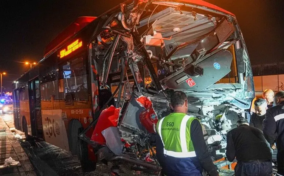 Ankara’da belediye otobüsü üst geçidin ayağına çarptı: Yaralılar var!
