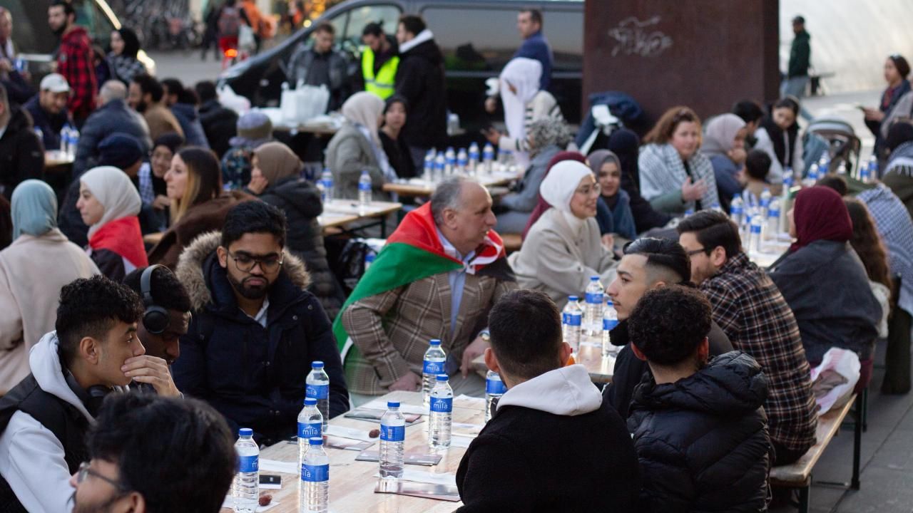 Hollanda’da Gazze ve Filistin’e destek amaçlı sokak iftarı