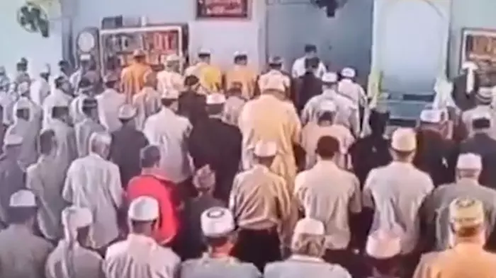 Tayland'da cemaat 7,7'lik depreme rağmen namaz kılmaya devam etti