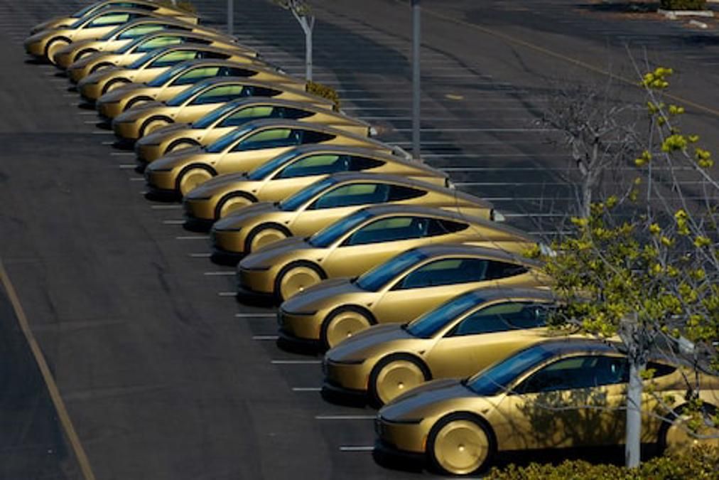 Tesla sürücüsüz taksi hizmetini başlattı