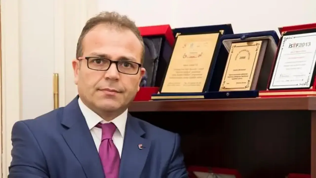 Dr. İsmail Öz’ün “Zamansız Yazılar” kitabı yayımlandı