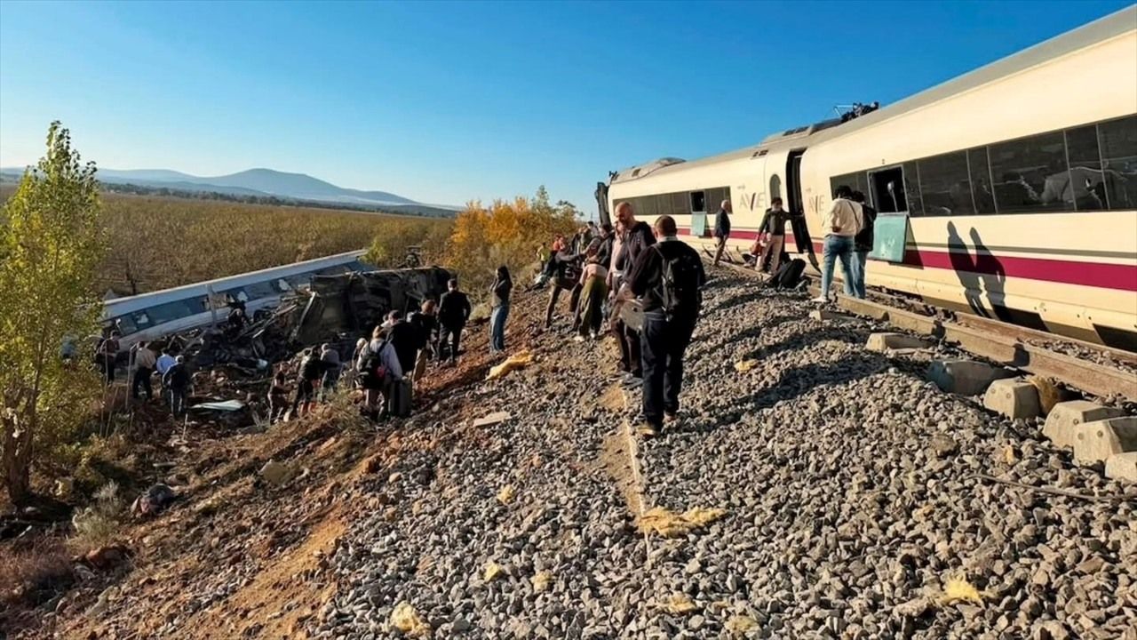 İspanya'da hızlı tren kazası: 68 kişi hayatını kaybetti