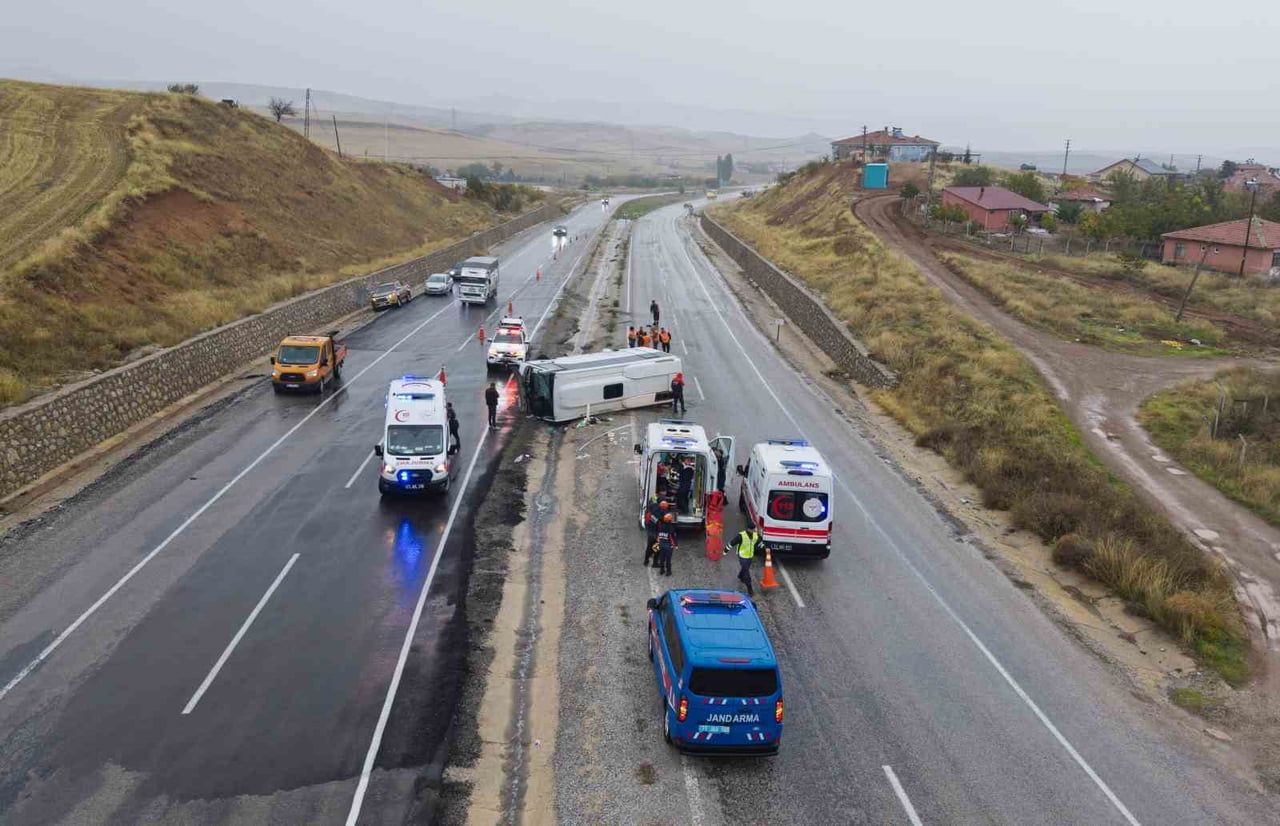 Kırıkkale’de işçileri taşıyan servis devrildi: 15 yaralı!