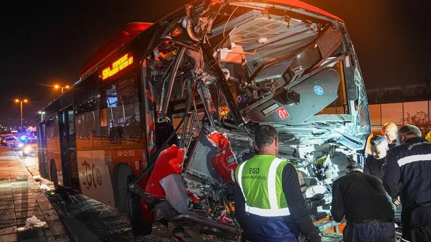 Ankara’da belediye otobüsü üst geçidin ayağına çarptı: Yaralılar var!